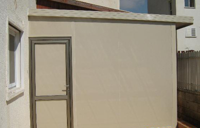 בניית חדר בכניסה לבית