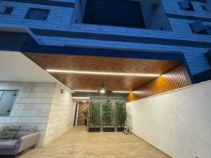 Read more about the article כל היתרונות של פרגולות אלומיניום דמוי עץ לעומת פתרונות הצללה אחרים